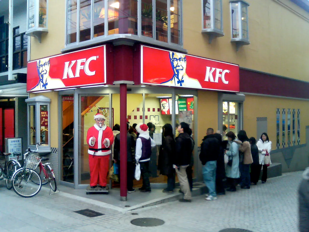 Kultura miejskich świąt – źródło: archiwum KFC Japan Nastolatki w Tokio z wiadrami KFC